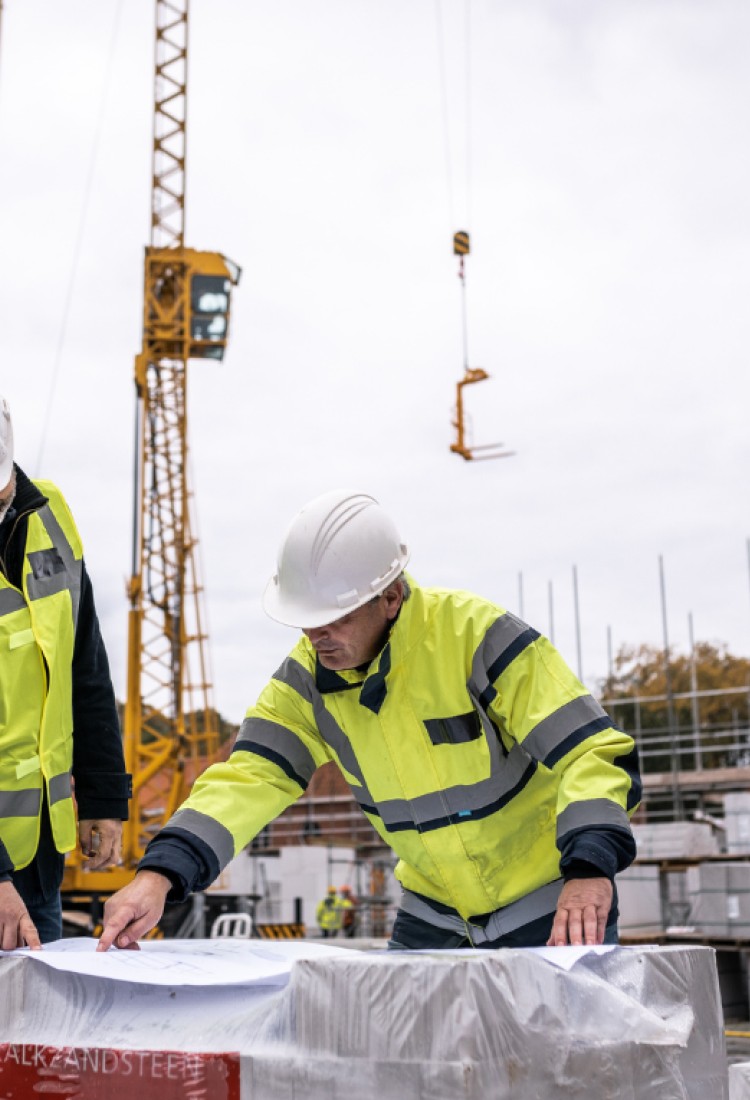 Image Continu Professionals page engineers at work in construction